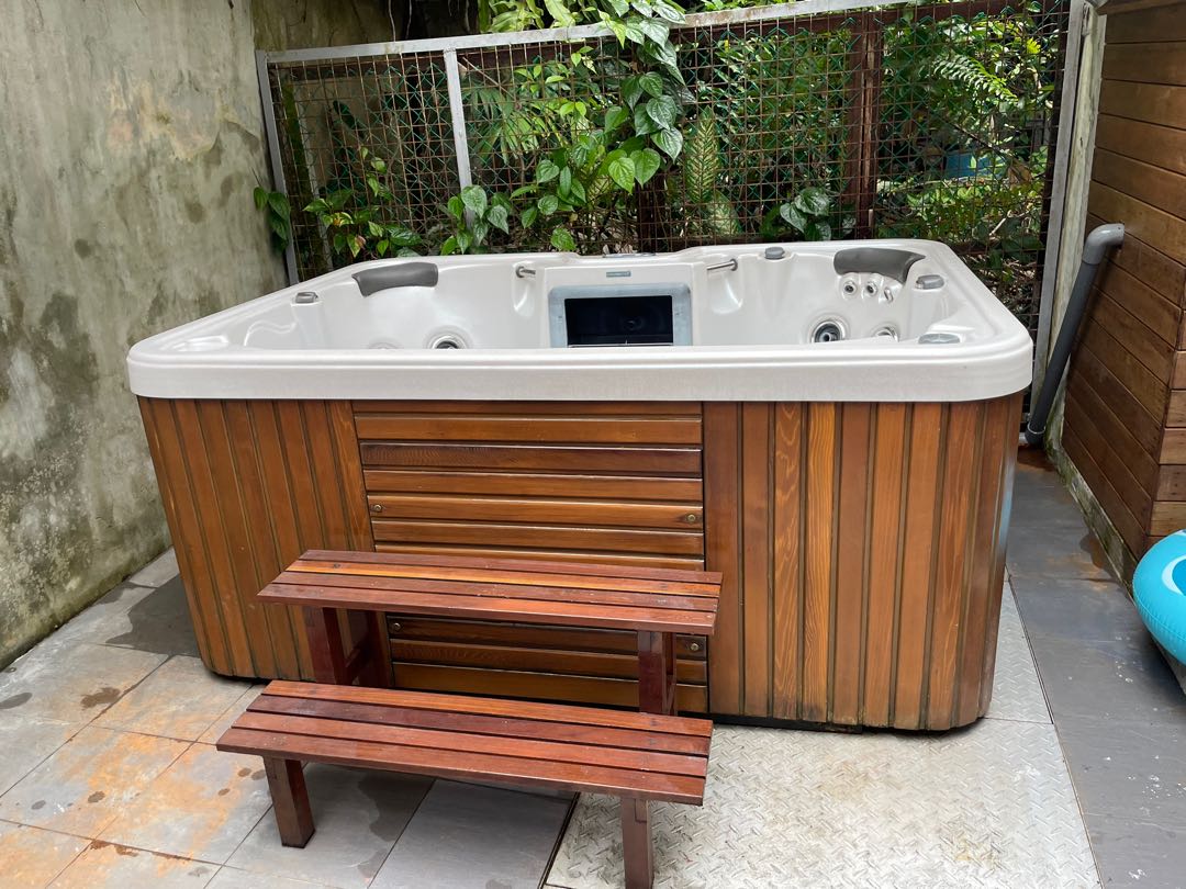 Family Jacuzzi for Sale, Furniture & Home Living, Bathroom & Kitchen