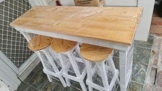 Light wood bar table with stools set
