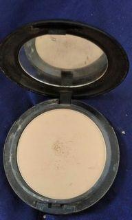 MAC Studio Fix Powder Plus Foundation NC40 

(A80)