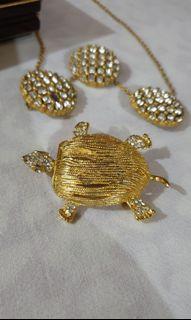 Rhinestone Turtle Brooch

Gold tone setting