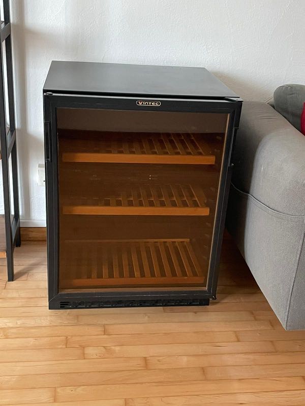 Vintec wine fridge dual zone, TV & Home Appliances, Kitchen Appliances, Refrigerators & Freezers
