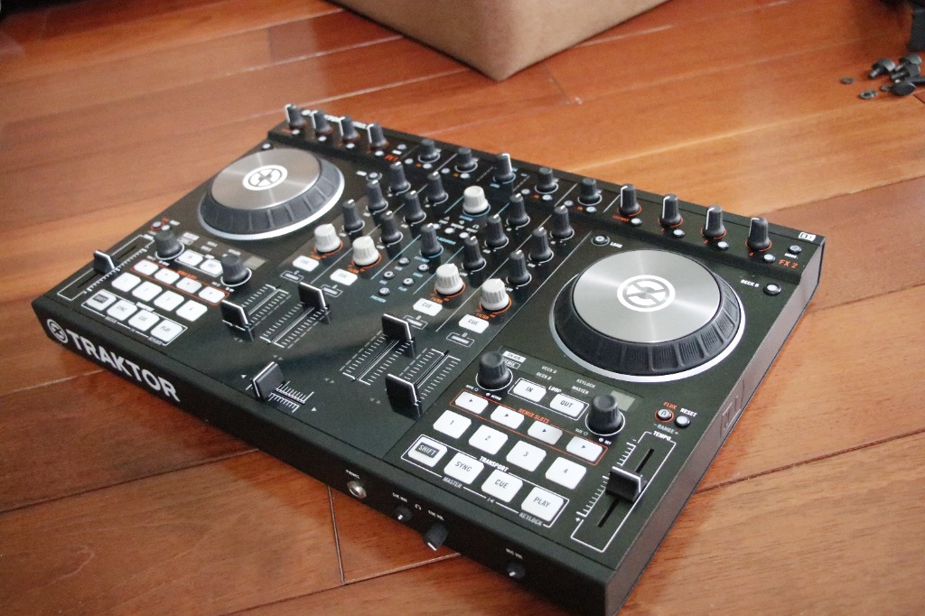 Native Instruments - Traktor Kontrol S4 MK2 with Free Gator Gig