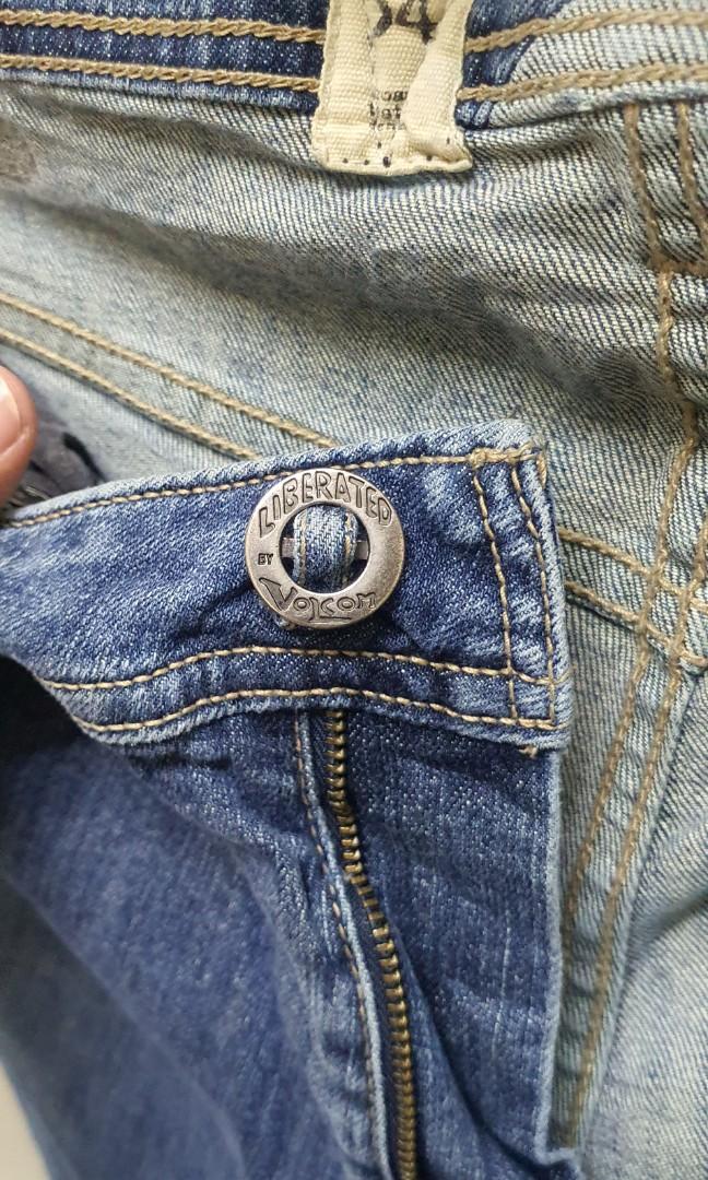VALCOM (Category: Jeans) located in Petaling Jaya. Submitted by apithafiz1990 (Listing ID 1119397019, Image 3). Description: MEN BLUE JEANS #8 VALCOM SIZE 34 LABUH 42 MADE IN MEXICO.