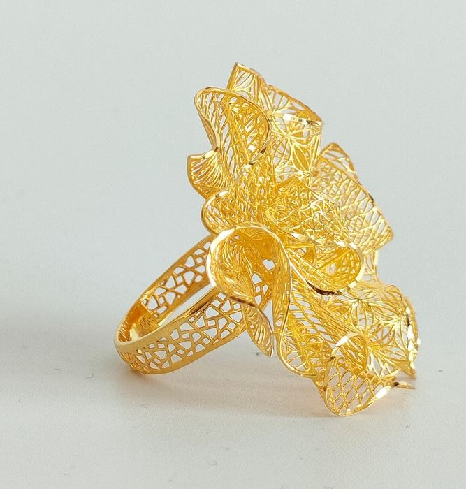 Gold flower hotsell design ring
