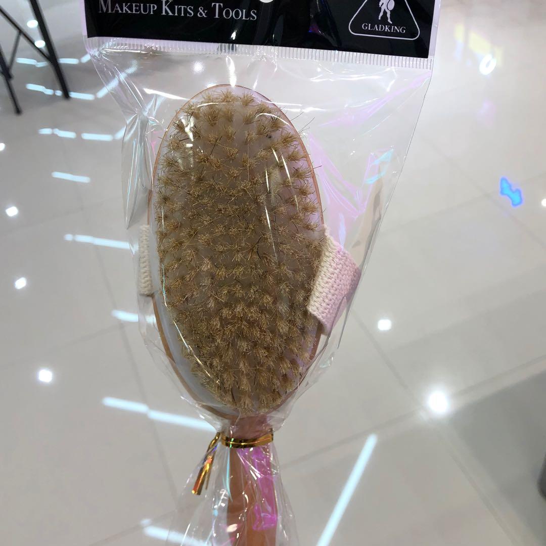 Long wooden bath brush (Category: Bathtub & Bath Accessories) located in Mandaluyong City. Submitted by gladkingphilippines (Listing ID 1119447852, Image 3). Description: .