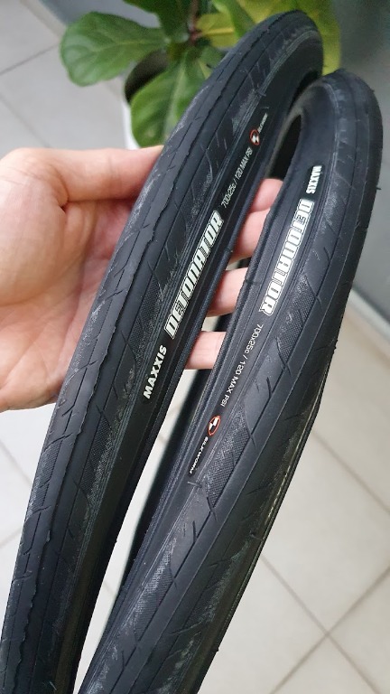 Maxxis Detonator 700 x 25c Tyre Pair free inner tubes Sports