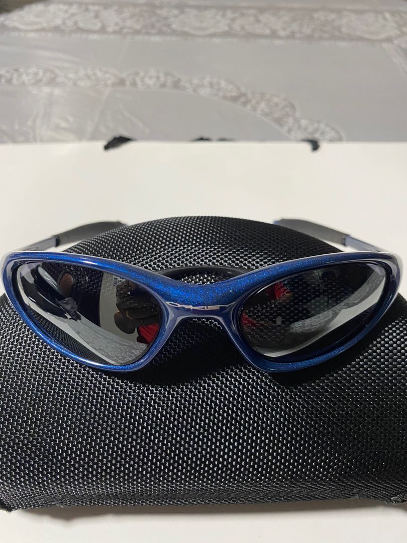 Oakley Sunglasses vintage MINUTE, Men's Fashion, Watches & Accessories,  Sunglasses & Eyewear on Carousell