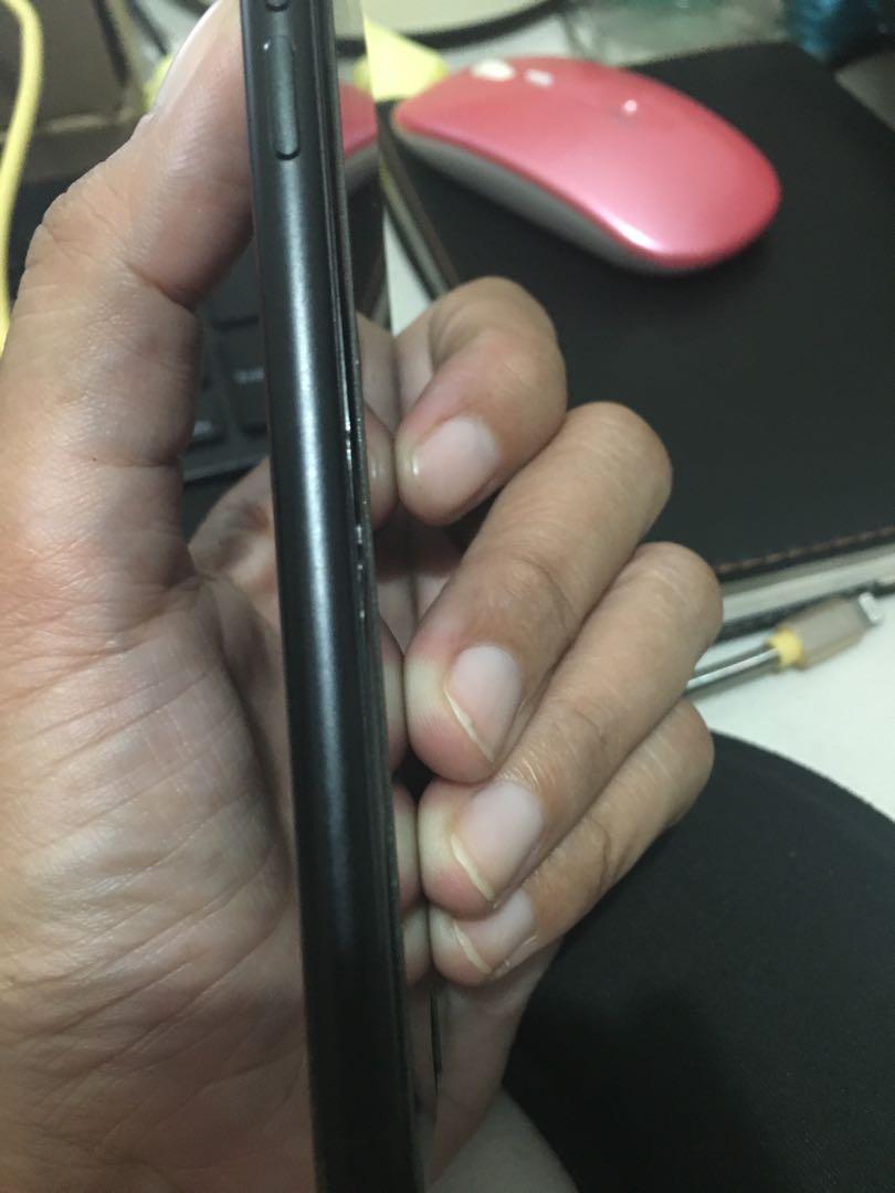 Iphone 7 (Category: iPhone 7 Series) located in General Trias. Submitted by cris4 (Listing ID 1119721606, Image 2). Description: Used iphone 7 Unit and case only Globe locked Issues: Power button not working May crack sa gilid but not noticeable.