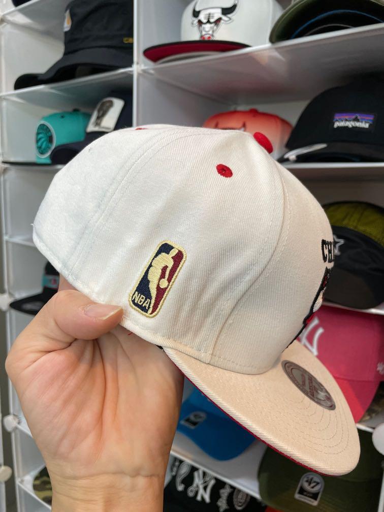 NOS Classic Mitchell & Ness Chicago Bulls 1992 NBA Finals Flat Brim  Adjustable Snapback, Men's Fashion, Watches & Accessories, Cap & Hats on  Carousell