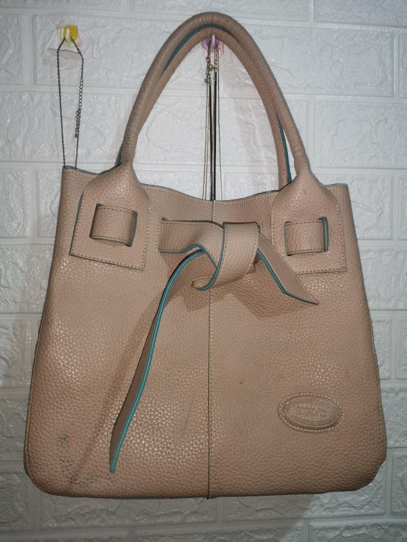 Authentic Tods bag (Category: Luxury Bags & Wallets) located in Quezon City. Submitted by emsparkle (Listing ID 1119893027, Image 1). Description: No rubs, almost new Sign of usage only.