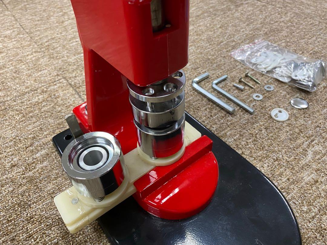 Button makers (Category: Craft Supplies & Tools) located in Singapore. Submitted by bountyrunner (Listing ID 1119876917, Image 7). Description: Good condition. What you see , what you will be getting . Reason selling: not in use . .