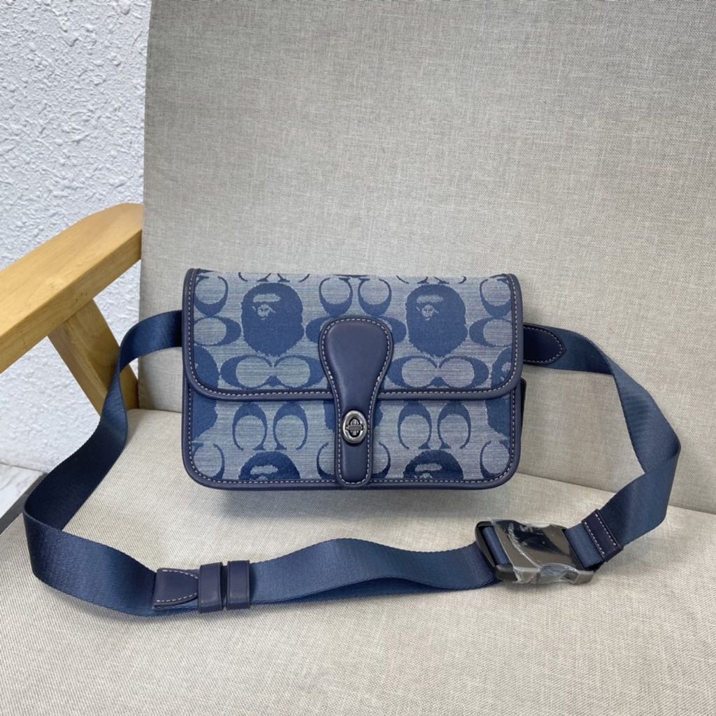 Coach x Bape Box Crossbody Bag in Navy Blue Leather ref.596279 - Joli Closet