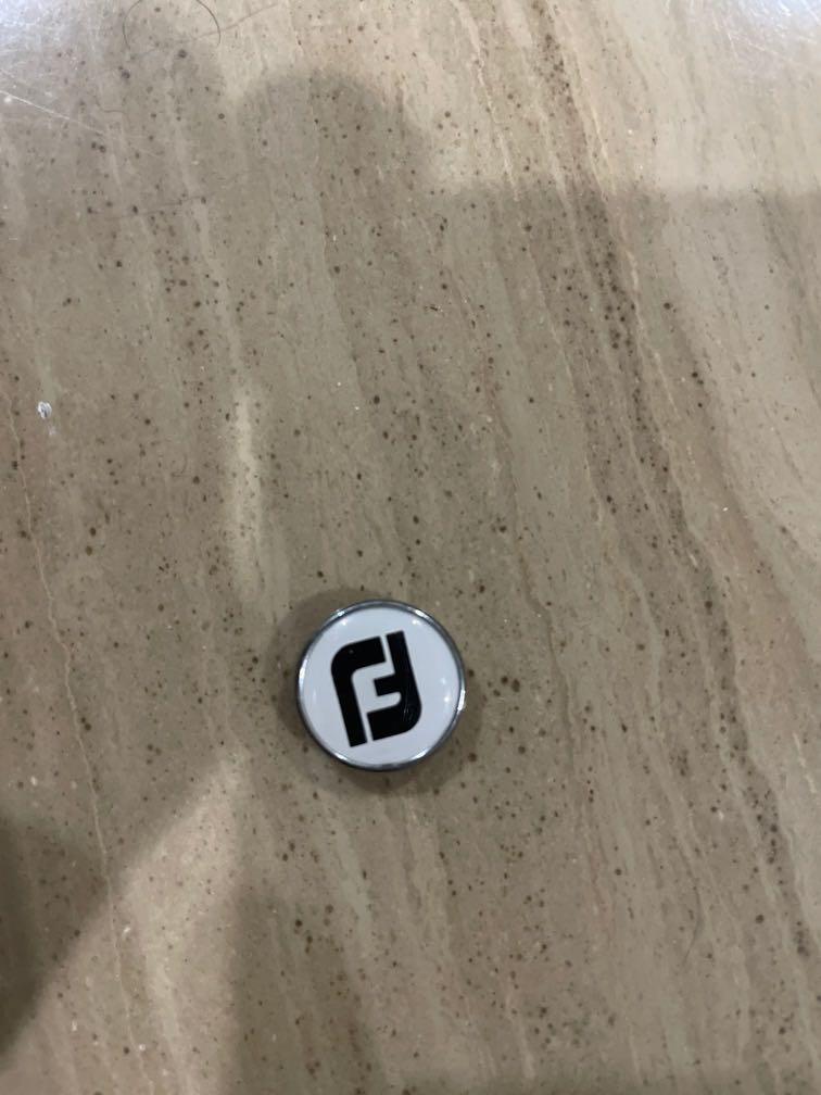 Footjoy golf glove ( ball marker included), Sports Equipment, Sports