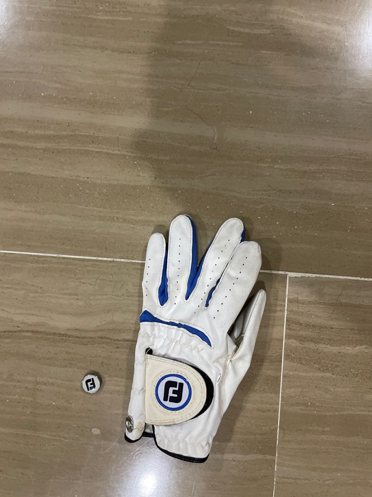 Footjoy golf glove ( ball marker included), Sports Equipment, Sports & Games, Golf on Carousell