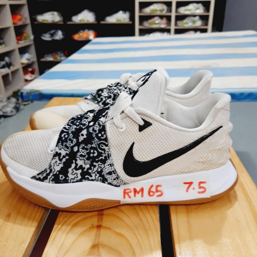 fout verwijzen hervorming 7.5 UK Nike Khairi Basketball shoes clearqnce, Men's Fashion, Footwear,  Sneakers on Carousell