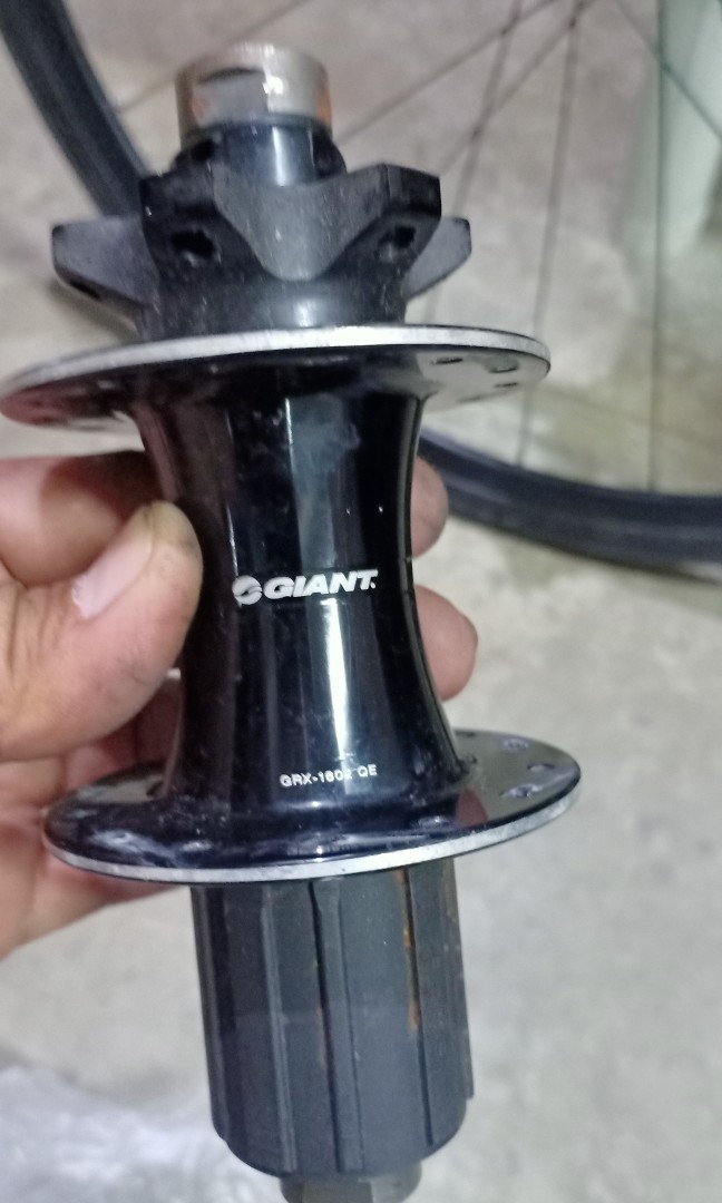 Giant non boost thru axle hub rear Sports Equipment Bicycles