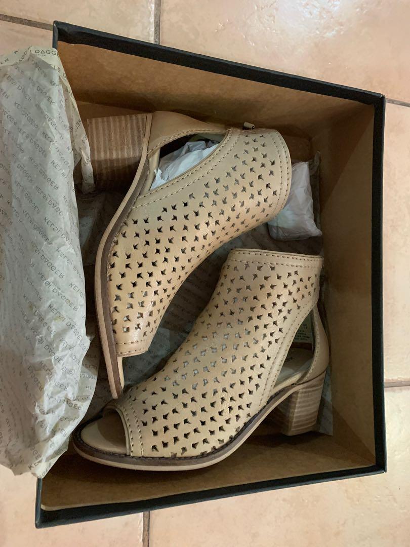 Kelsi dagger heels top