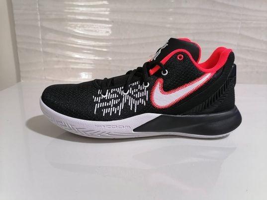 Nike flytrap ii top