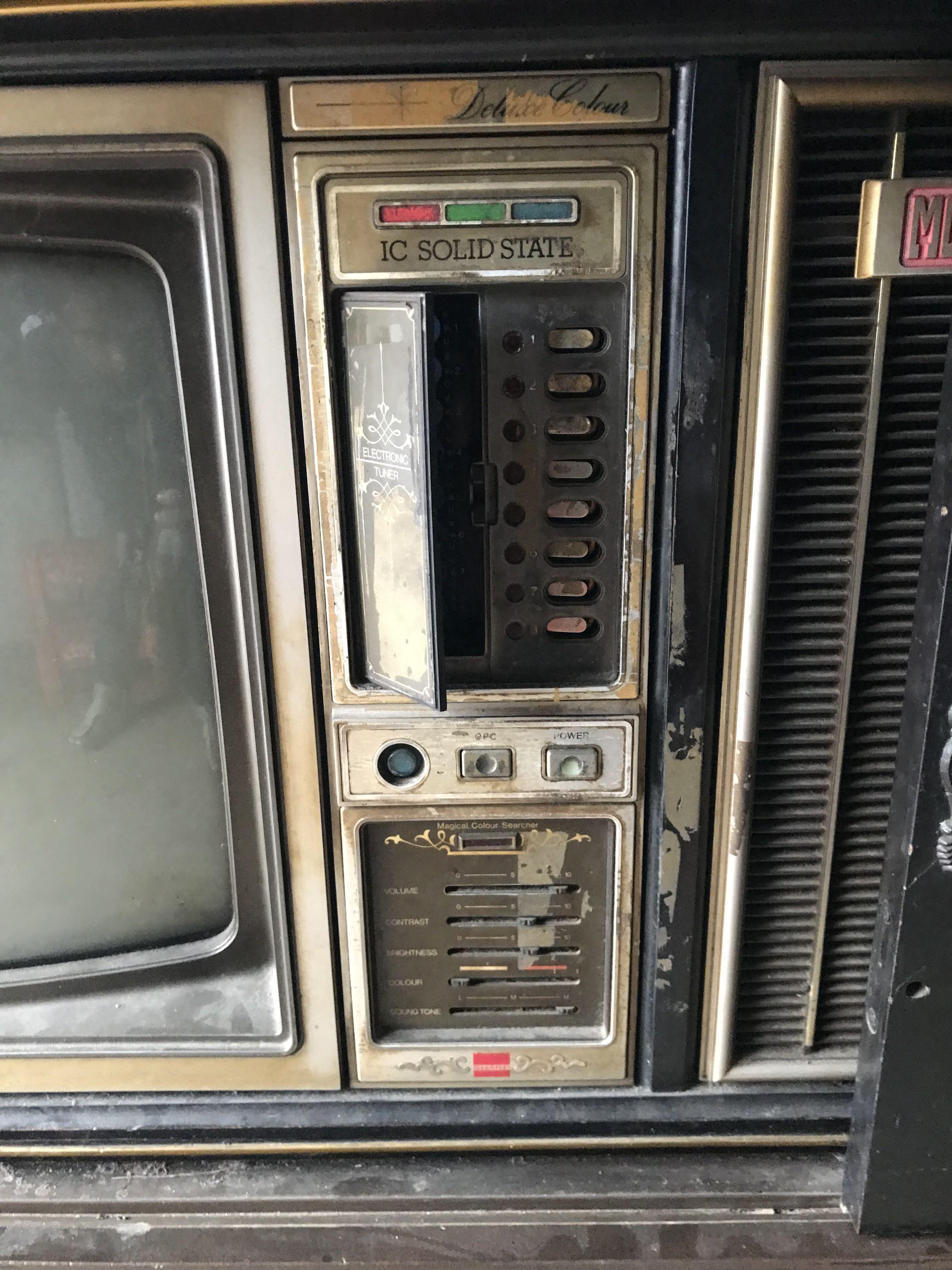 Tv jadul sharp linytron, Antik, Furnitur di Carousell