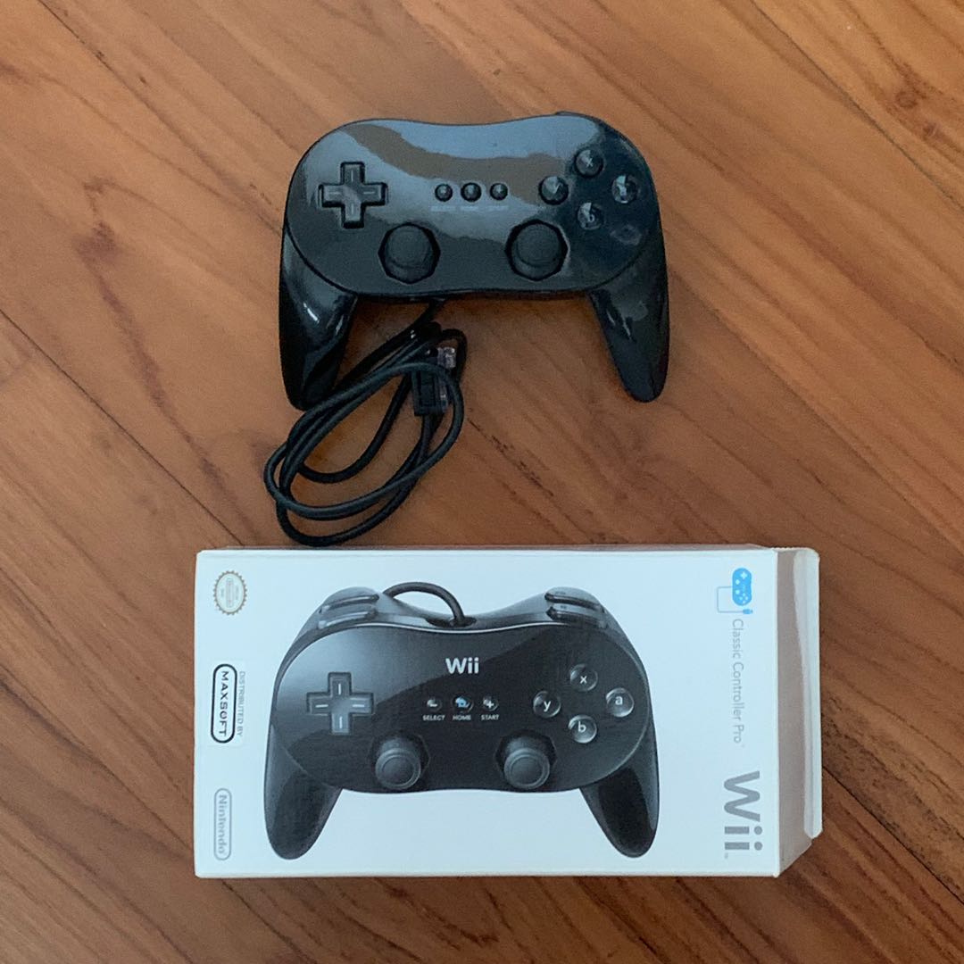 Wii Pro controllers and nunchucks, Video Gaming, Gaming Accessories