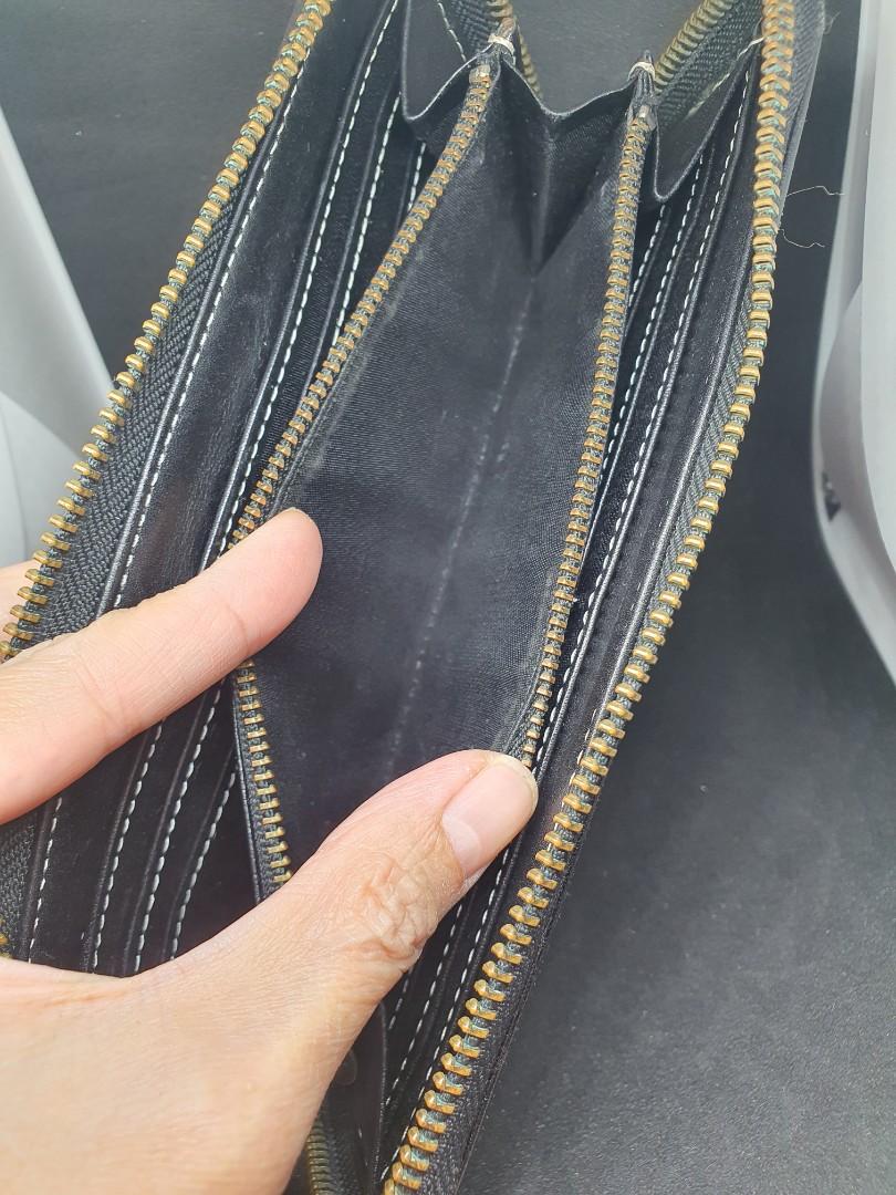 Burberry Blue Label Zippy Wallet (Category: Wallets & Card holders) located in Makati City. Submitted by picknclick (Listing ID 1091812496, Image 2). Description: Gently used. No inclusions..