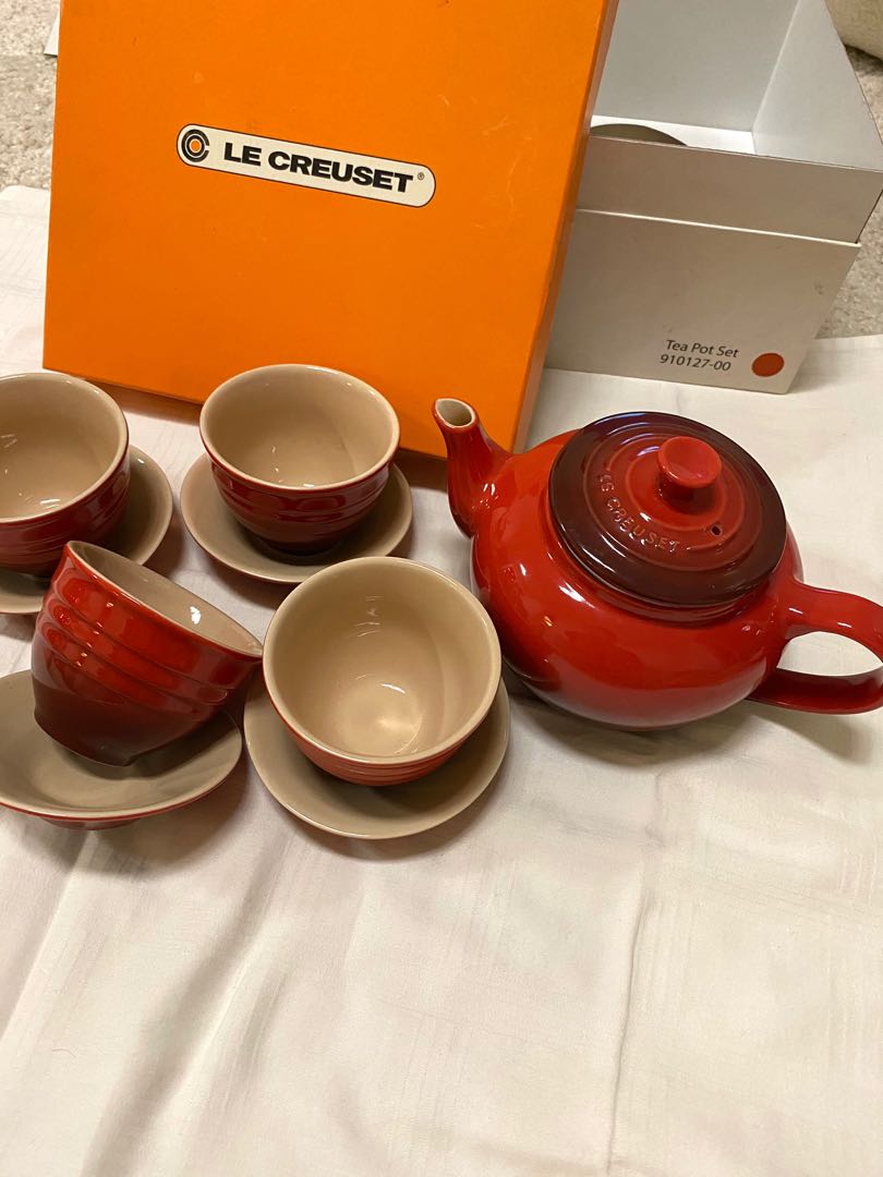Le Creuset Tea Pot Set in Cherry Red, 傢俬＆家居, 廚具和餐具, 茶具配件 Carousell