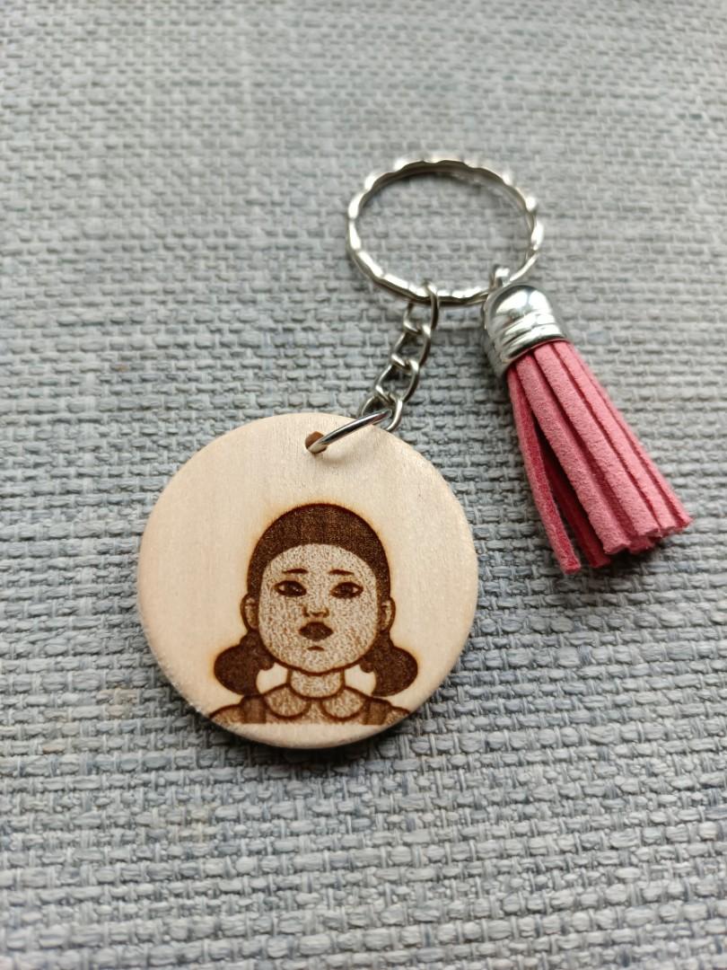 Squid game red light green light doll round wooden keychain