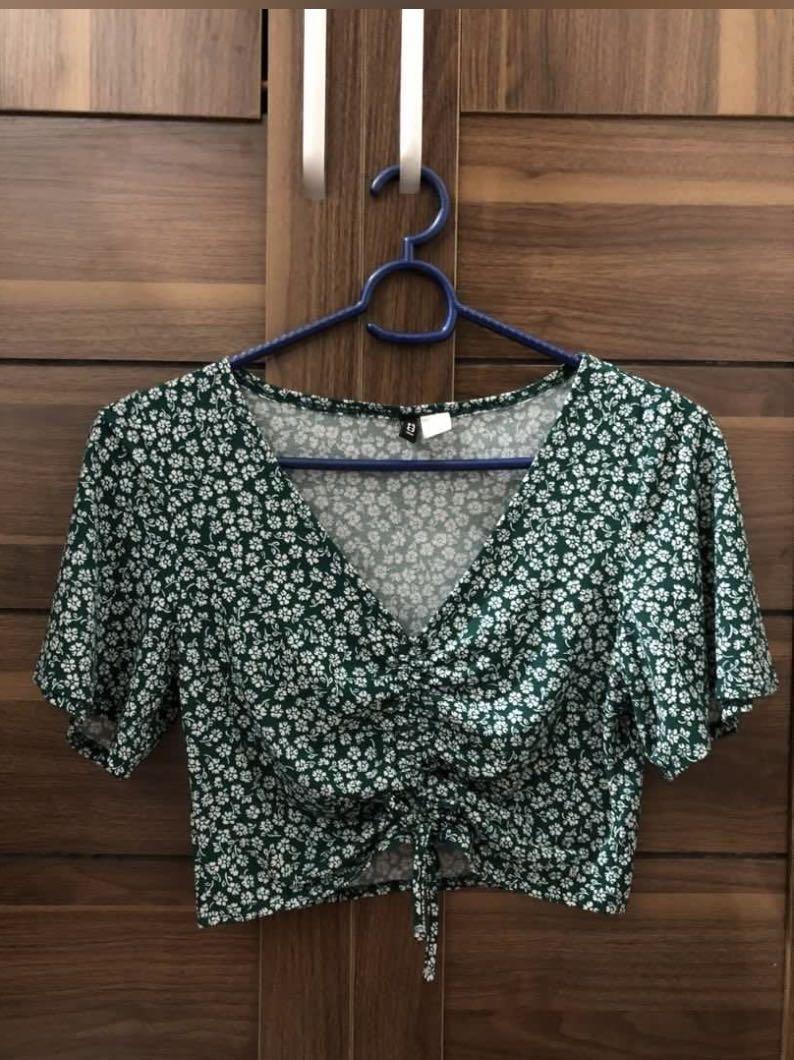 H&M green crop top (Category: Blouses) located in Mandaluyong City. Submitted by movingoutph (Listing ID 1120474705, Image 1). Description: .