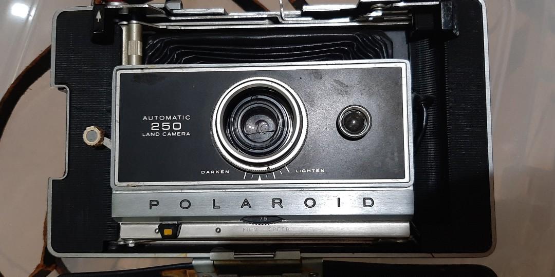 Polariod automatic 250 land camera (Category: Cameras) located in Manila. Submitted by choqee21 (Listing ID 1120541902, Image 2). Description: vintage antique polaroid camera good for display or parts. wyswyg check photos for details.