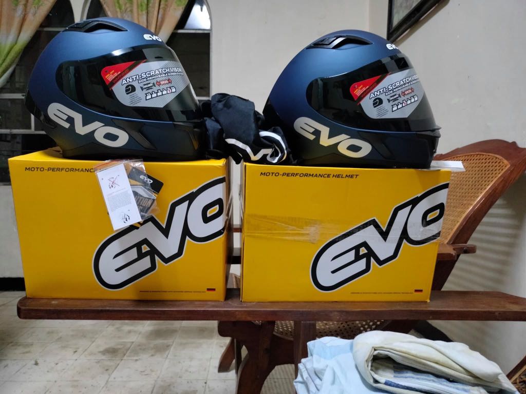 EVO COUPLE HELMET, Motorbikes, Motorbike Parts & Accessories, Helmets ...