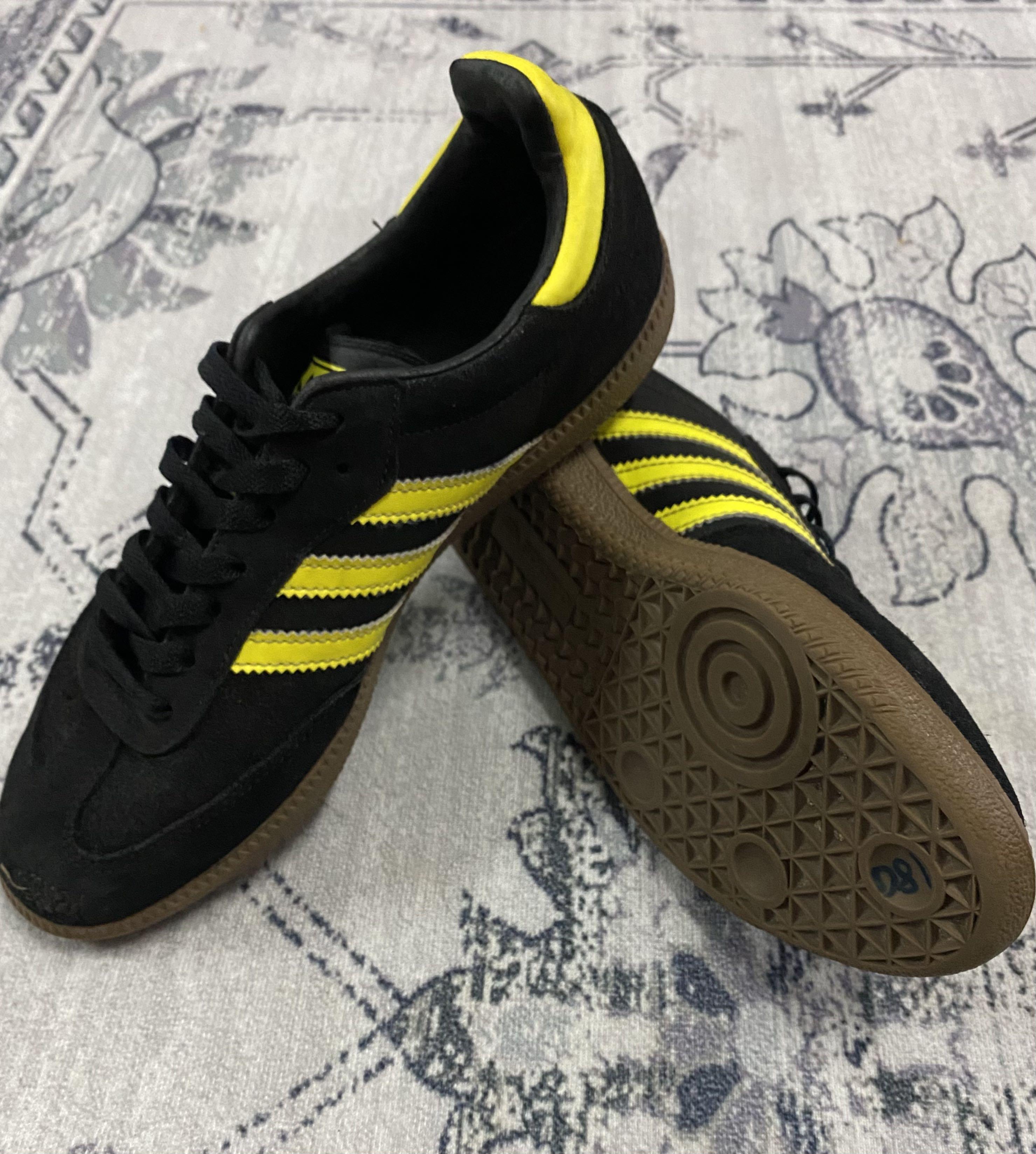 Adidas samba on sale yellow stripe