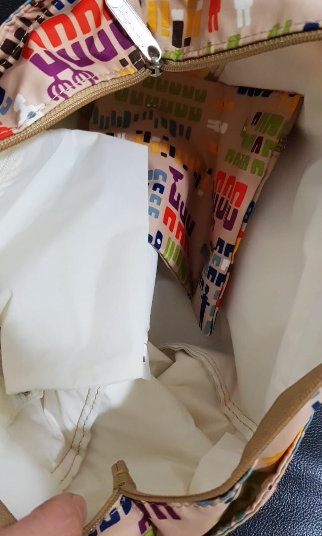 Authentic Le sportsac (Category: Purses & Pouches) located in Antipolo. Submitted by cluttercleanup (Listing ID 1120655447, Image 3). Description: comes with small pouch no flaws.