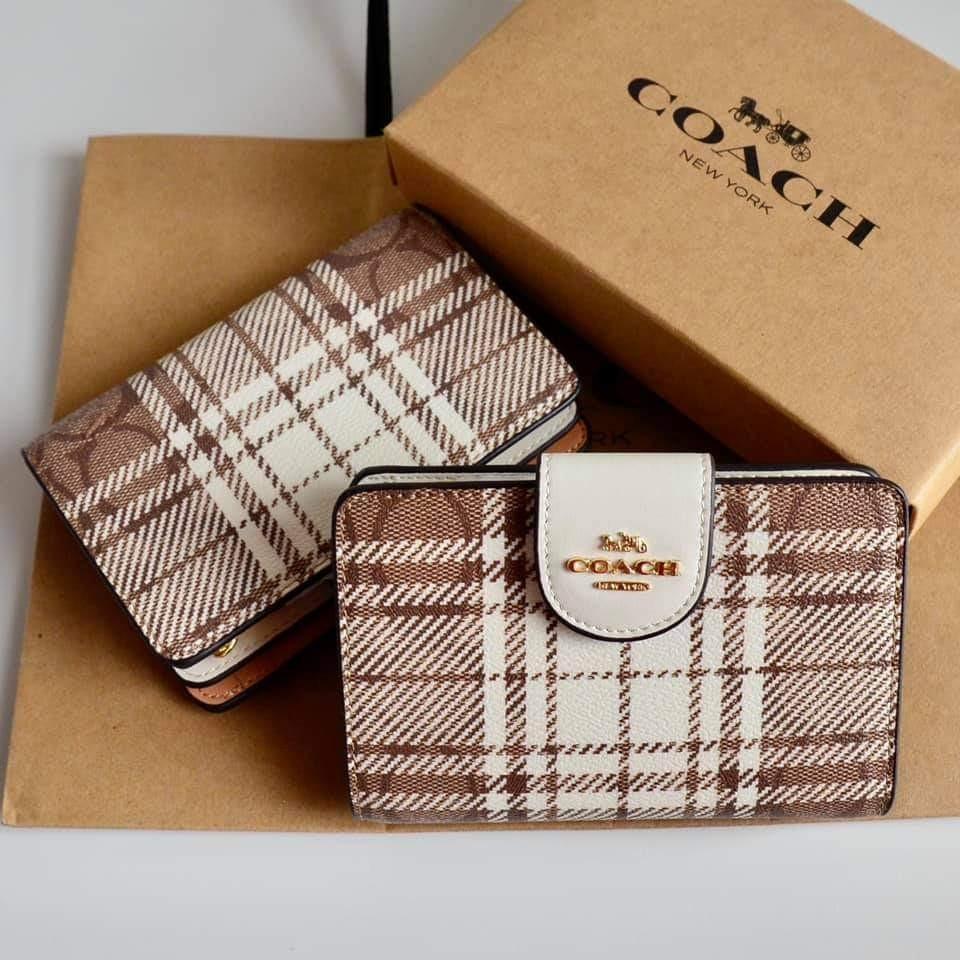 COACH MEDIUM CORNER ZIP WALLET IN SIGNATURE CANVAS WITH HUNTING FISHING  PLAID PRINT (Coach C6011), Women's Fashion, Bags & Wallets, Wallets & Card  holders on Carousell