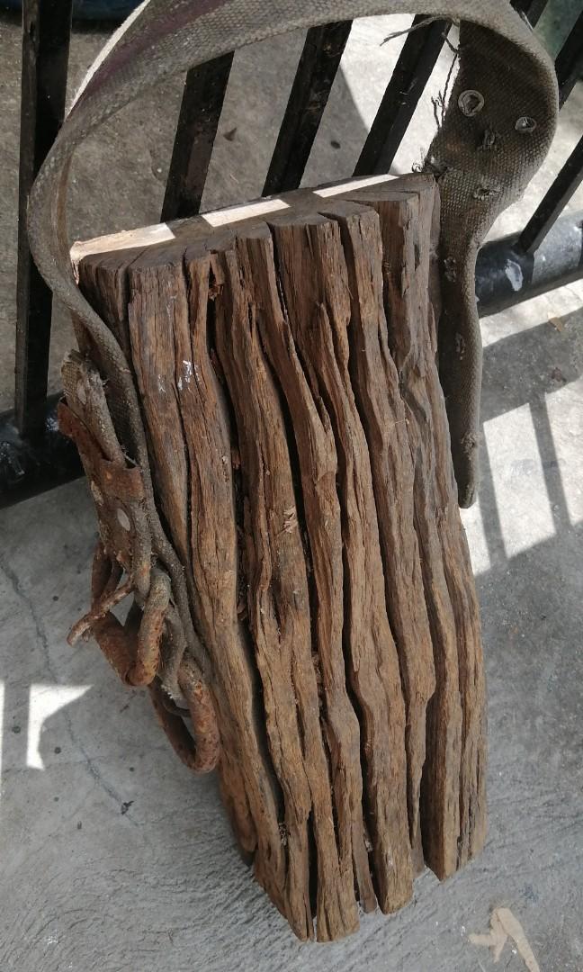 Old molave KALSO (Category: Frames & Pictures) located in Mandaluyong City. Submitted by katkat888kit (Listing ID 1120640581, Image 3). Description: Old molave kalso Length 14 inches Width 4 inches Thickness 3 inches Pick up only or via lalamove mandaluyong area 09055936519.