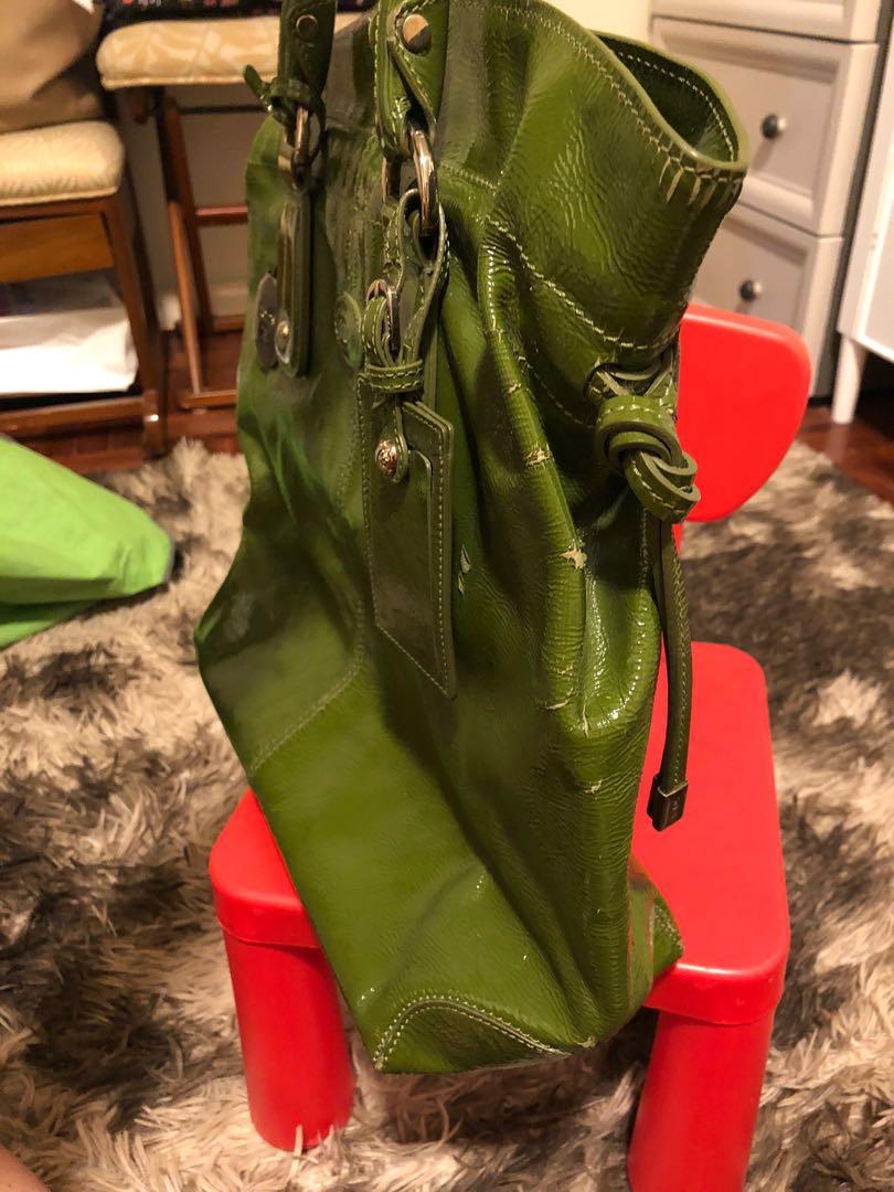 Tod’s green tote (Category: Luxury Bags & Wallets) located in Taguig. Submitted by joyce.prelovedph (Listing ID 1120631941, Image 3). Description: Tod’s shoulder or tote bag, Orignal with dust bag .
