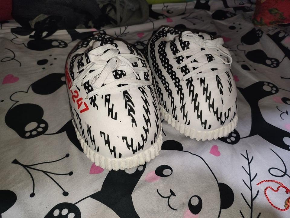 WHITE UNISEX PLUSH BIG SOFT ROUND SLIPPERS SHOES SNEAKERS YEEZY