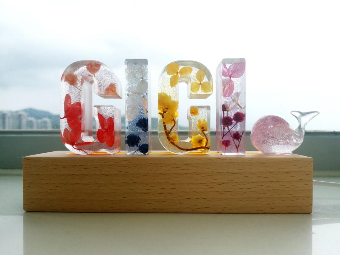 自訂乾花永生花人名名字 Gigi 小夜燈擺設 情人節禮物 拍拖紀念日禮物 生日禮物 聖誕禮物 母親節禮物 結婚禮物 滿月禮物 散水禮物 新居入夥禮物 興趣及遊戲 手作 自家設計 文具及工藝