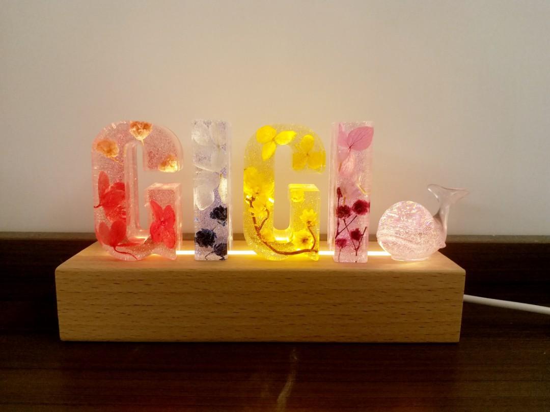 自訂乾花永生花人名名字 Gigi 小夜燈擺設 情人節禮物 拍拖紀念日禮物 生日禮物 聖誕禮物 母親節禮物 結婚禮物 滿月禮物 散水禮物 新居入夥禮物 興趣及遊戲 手作 自家設計 文具及工藝