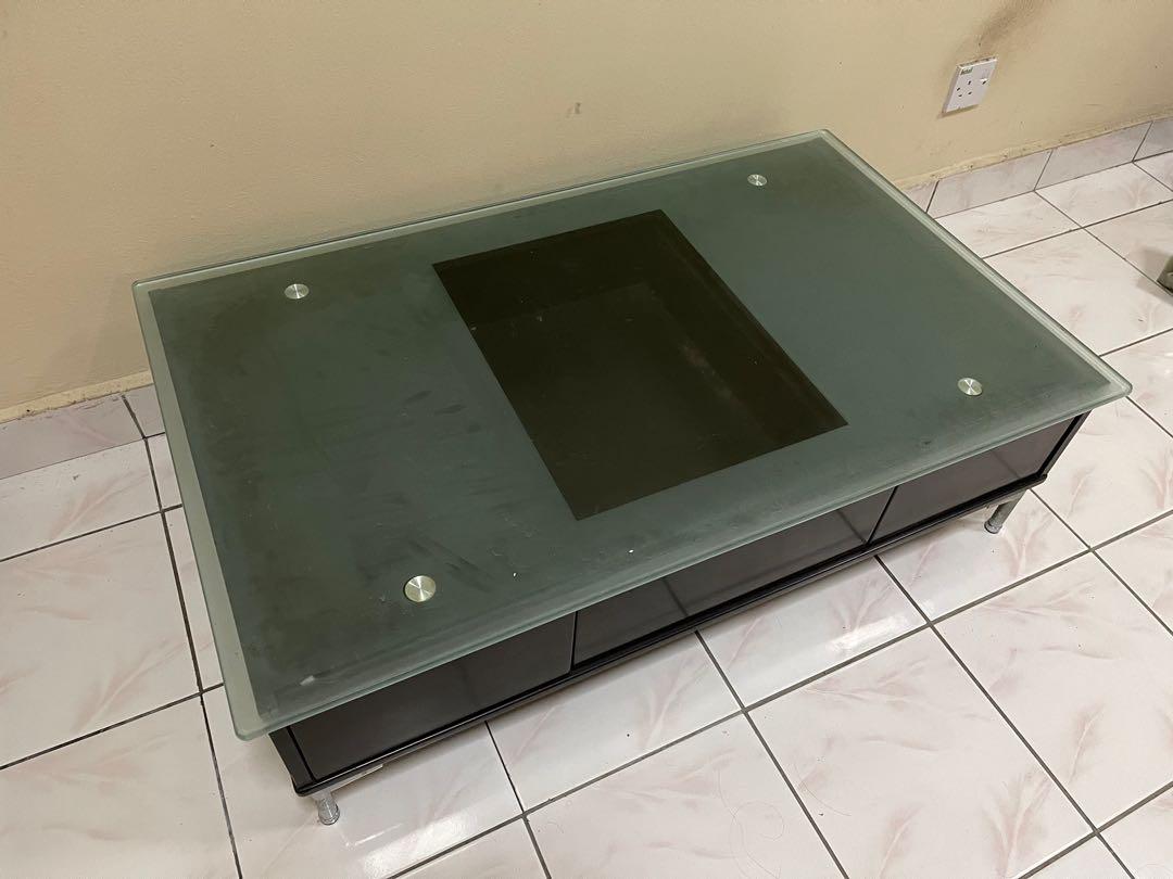 Coffee table (Category: Tables & Sets) located in Kuala Lumpur. Submitted by syhrlamrh (Listing ID 1120955549, Image 1). Description: Black Glass Wood coffee table for sale Metal leg & frame Weight roughly 50-80kg Buyer to arrange pickup / delivery Can be nego.