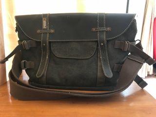 Buy 1 get 1 free - Nat’l Geographic S Africa Camera Satchel S for DSLR/CSC (brown)
