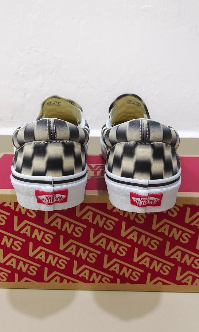 Vans slip online on blur