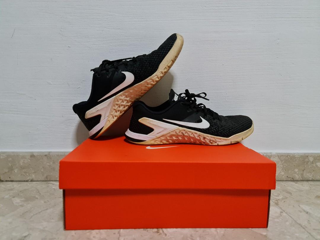 Nike metcon 4 black white shop gum