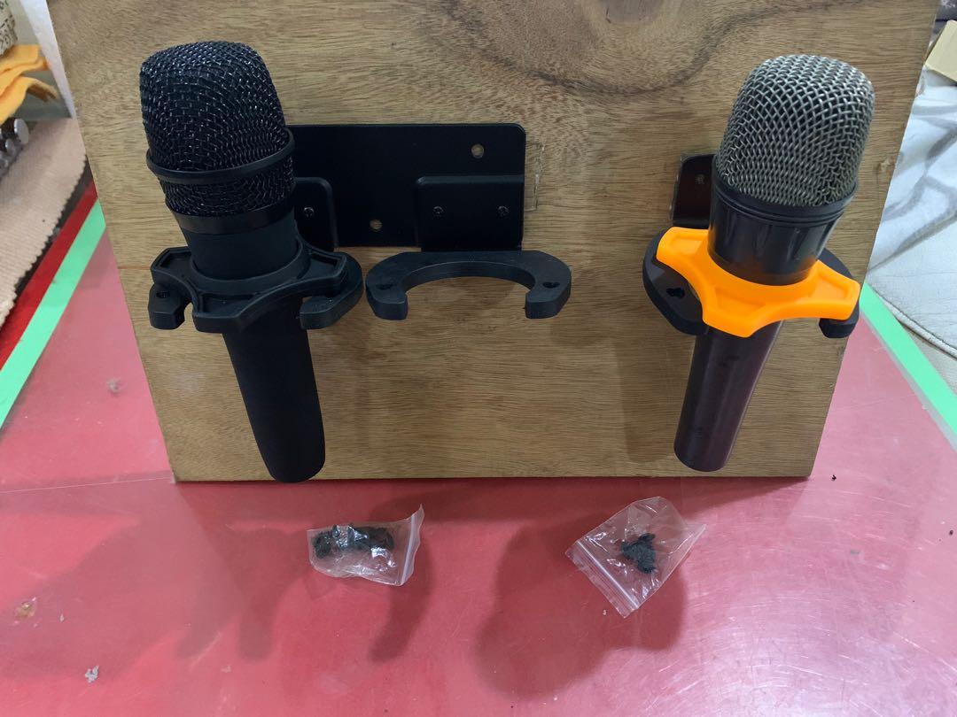 Vertical-mount brackets for microphones423324172556052480