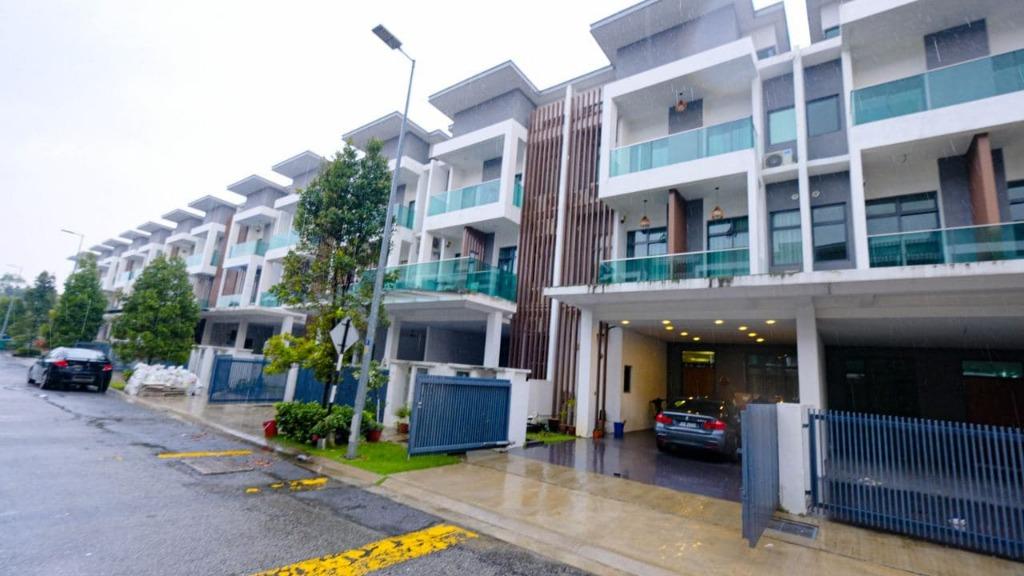 [WTS] 3 Storey Reflexion Pool Villa at Puchong, Property, For Sale on