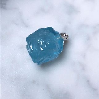 😍返咗海藍寶啦,呢粒係海藍寶吊墜😆海藍寶產量逐漸減退,所以價格一直飆升。$168❤️ 🌊海藍寶對應「喉輪」,有助平衡喉輪能量👍🏻強化我哋嘅思想同表達能力👍🏻如果成日都感覺到自己詞窮/唔識表達,海藍寶就能夠幫我地開啟喉輪能量👍🏻好啱適合用口工作/Presentation👄👍🏻✨✨✨64173909490178110