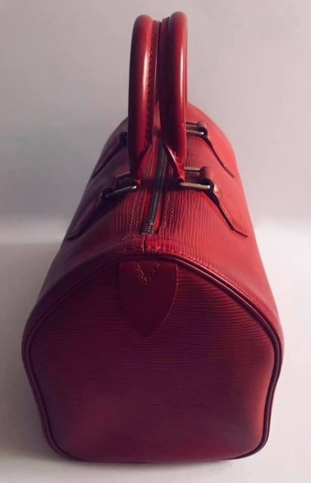 Authentic Louis Vuitton (Category: Luxury Bags & Wallets) located in Manila. Submitted by chloe_luxuries (Listing ID 1121026161, Image 3). Description: Guaranteed original louis vuitton epi speedy 25 in silver hardware Still in excellent condition Comes with lockset and dustbag Pm for those interested.