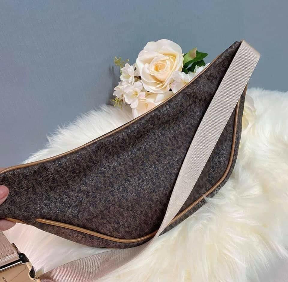 Authentic Michael Kors Belt/Side bag (Category: Luxury Bags & Wallets) located in Santa Cruz. Submitted by janelovebagswatchesshoesph (Listing ID 1121025717, Image 2). Description: Complete inclusion.