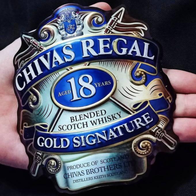 Emblem Chivas Regal, logam