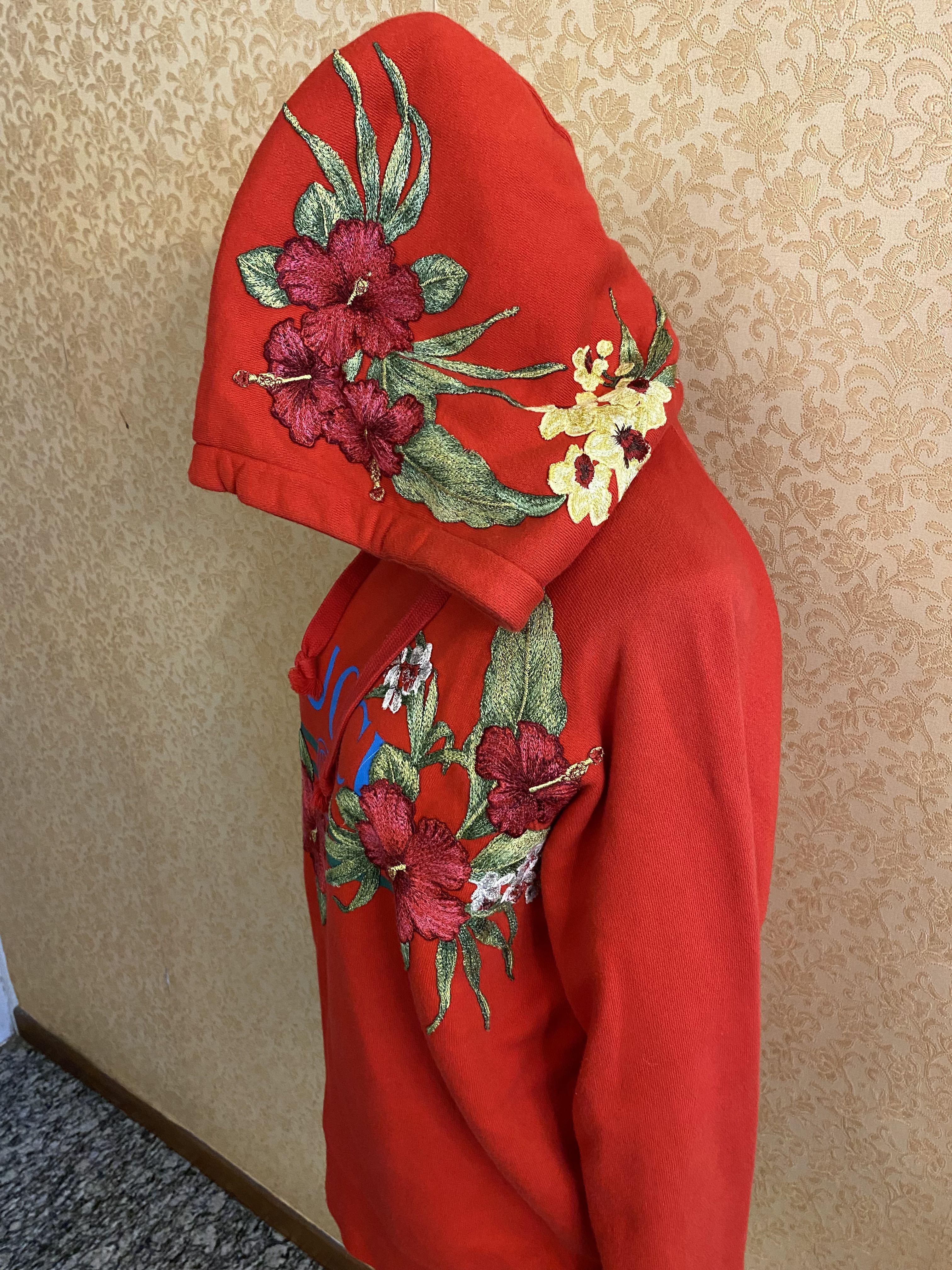 Red gucci discount hoodie with flowers