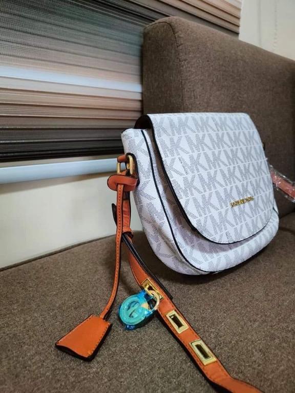Michael kors bag discount with lock and key
